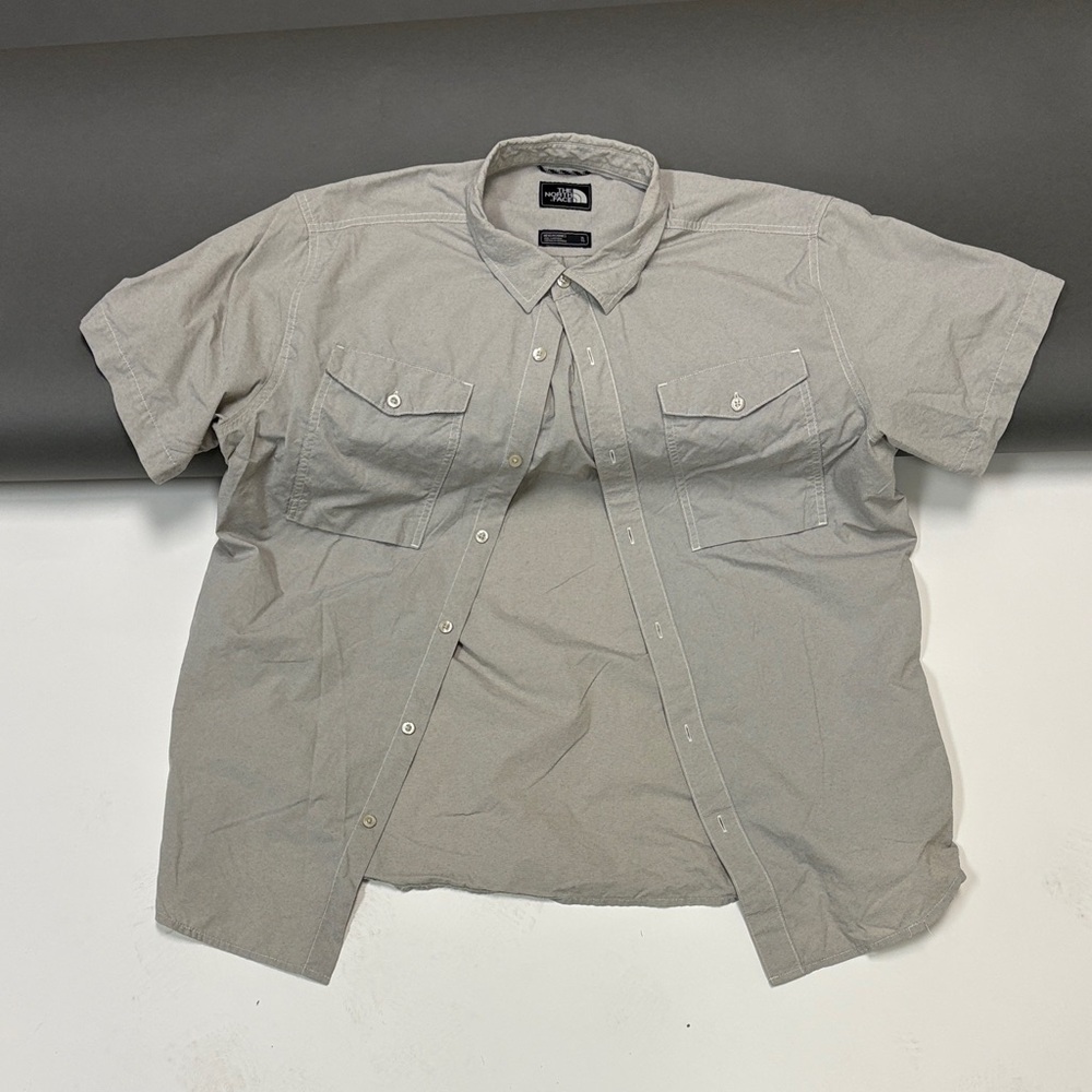 The North Face Men’s Short-Sleeve Button-Down Shirt in Light Gray